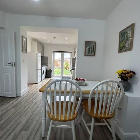 Bali Bliss Garden Flat With Parking Lejlighed Enfield Eksteriør billede