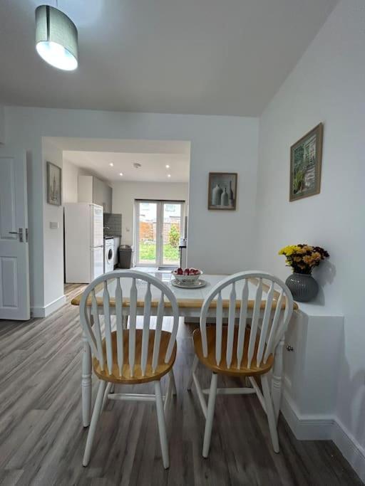 Bali Bliss Garden Flat With Parking Lejlighed Enfield Eksteriør billede