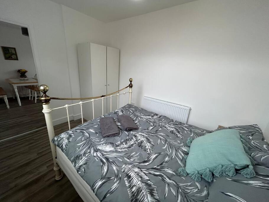 Bali Bliss Garden Flat With Parking Lejlighed Enfield Eksteriør billede